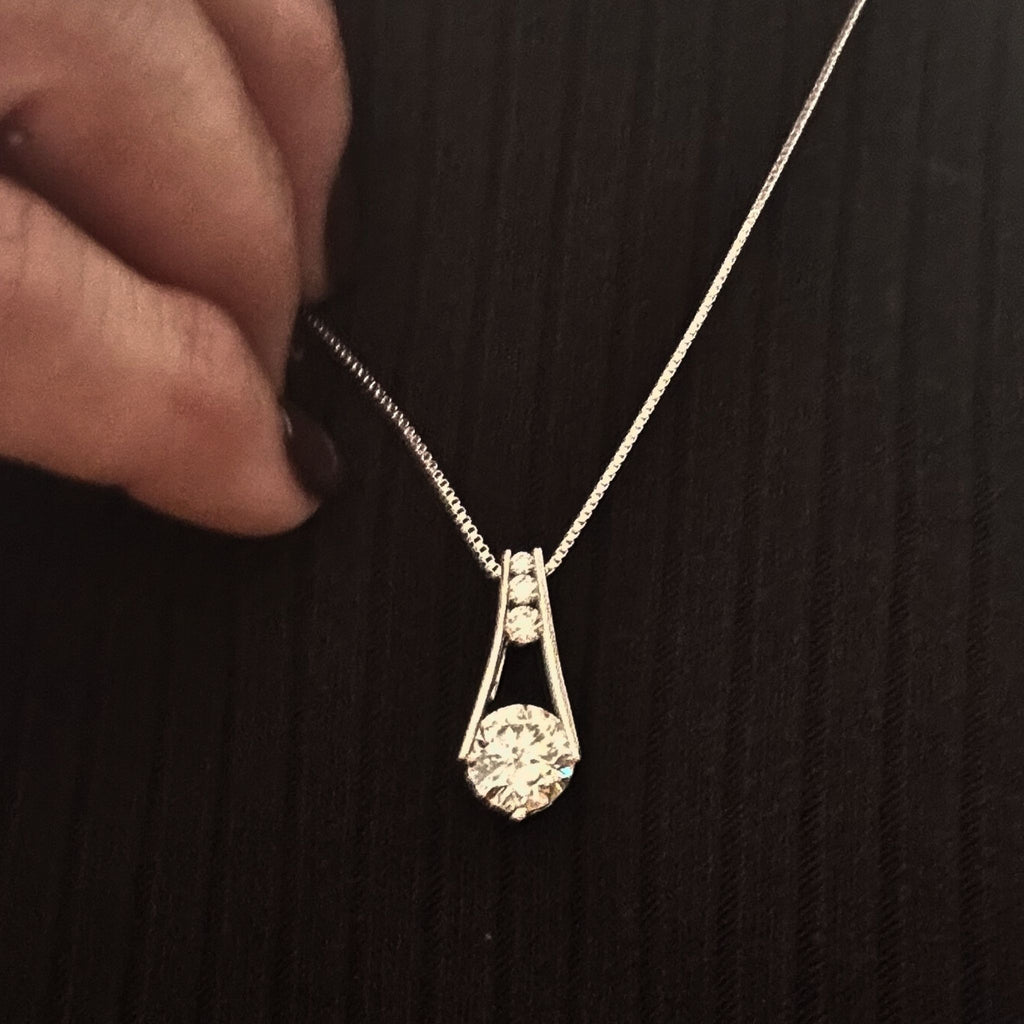 ÉCLATINE 8mm(2ct) Moissanite Trapeze Pendant Necklace – White Gold Plated
