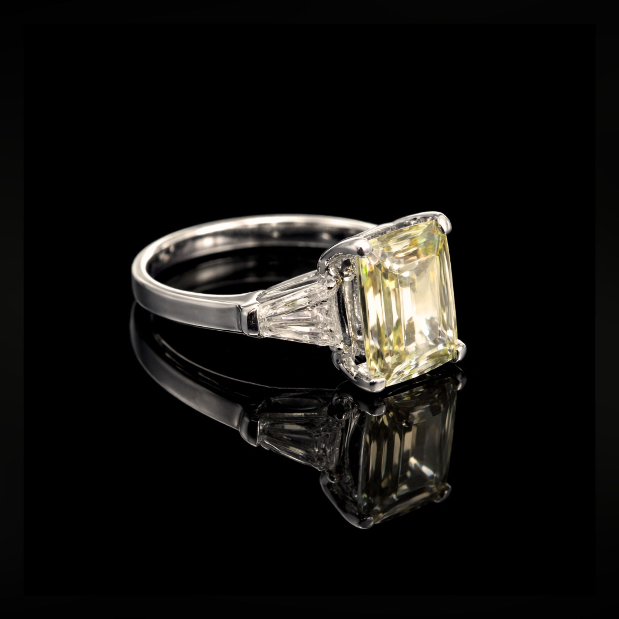 ÉCLATINE Made | 4CT LUMIÈRE Signature Ring | Emerald Cut