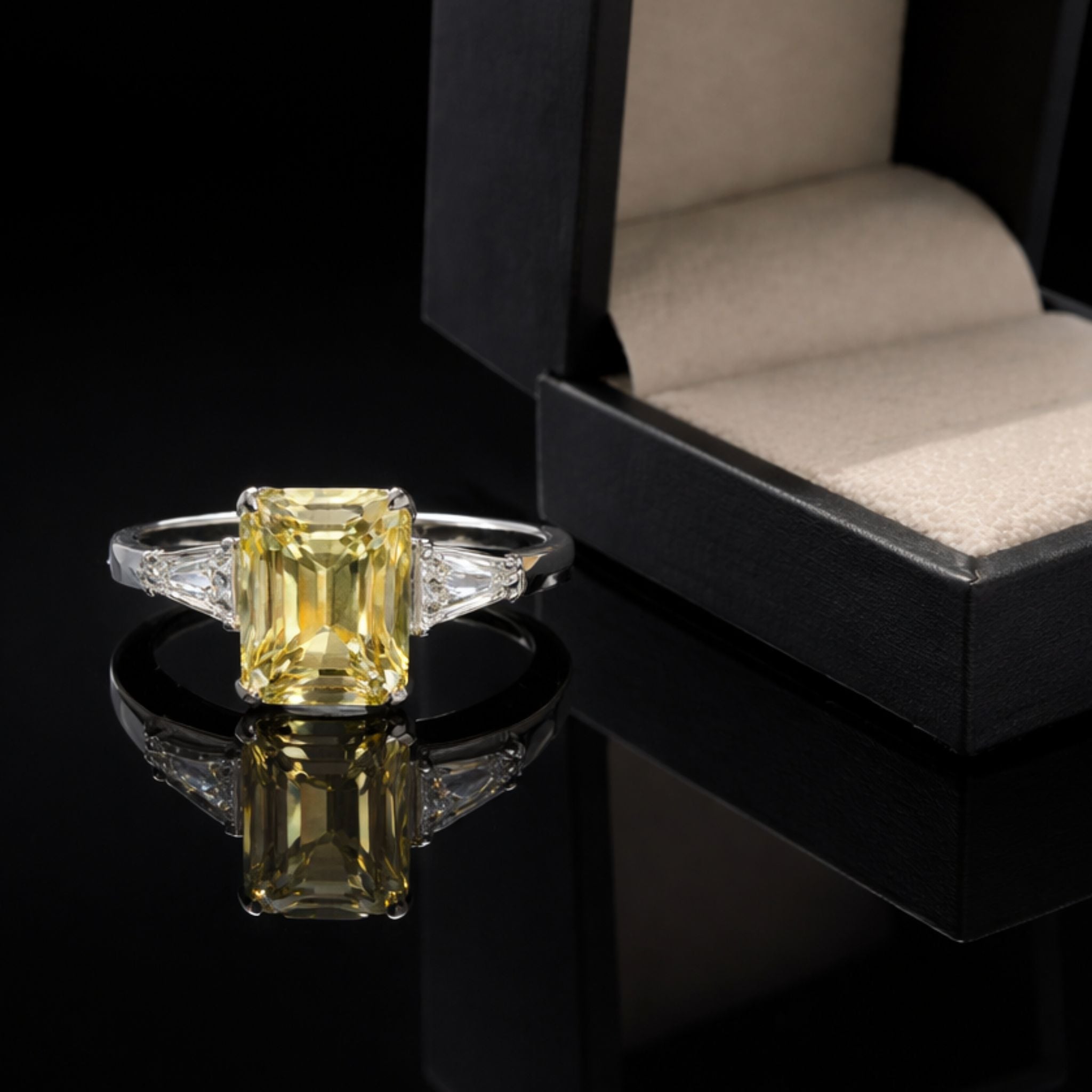 ÉCLATINE Made | 4CT LUMIÈRE Signature Ring | Emerald Cut