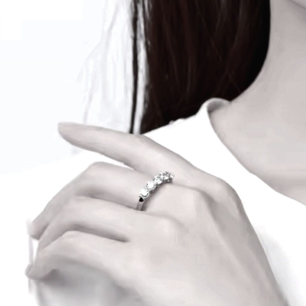 ÉCLATINE 5-Stone Moissanite Band Ring (925 Silver · White Gold Plated)