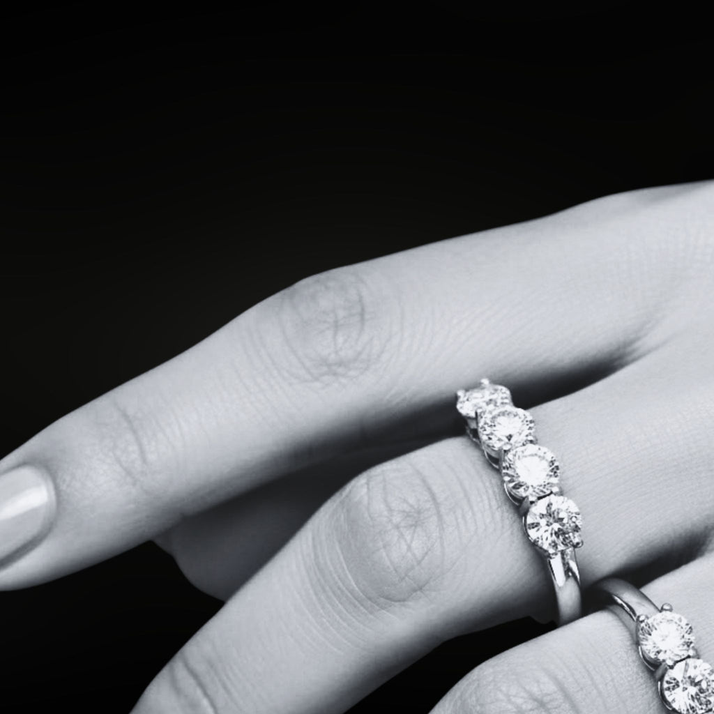 ÉCLATINE 5-Stone Moissanite Band Ring (925 Silver · White Gold Plated)